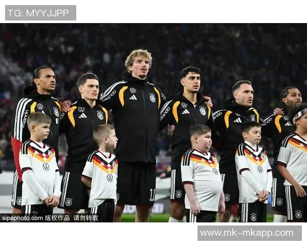 日本队3-0战胜玻利维亚球员们向执教百场的森保一献上祝福